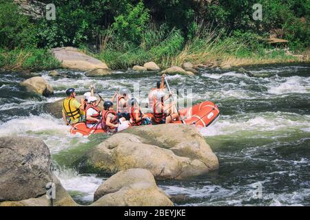 CHIANG Mai, THAILAND - 12. MAI 2018: Wildwasser-Rafting auf den Stromschnellen des Flusses Maetang in Chiang Mai, Thailand. Der Maetang-Fluss ist einer der am meisten DAN Stockfoto