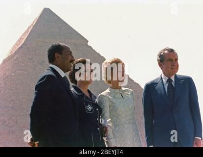 Präsident & Frau Nixon mit dem Anwar Sadat und Frau Jehan in Ägypten die Pyramiden. Juli 14, 1974 Stockfoto