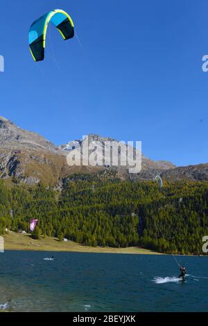 Berglandschaft mit einer Menge Kitesurfer und Windsurfer, die sich in einem See. Sie verwenden den Wind ihre Boards auf dem Wasser zu bewegen Stockfoto