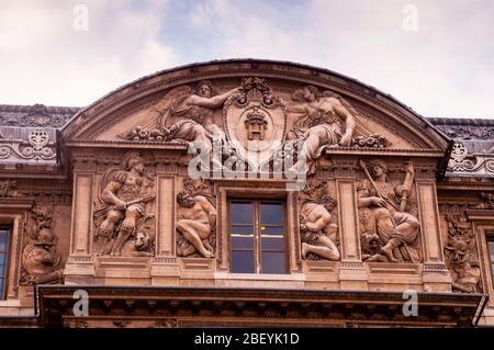 Jean Goujons bemerkenswerte Basreliefs-Skulptur auf dem Lescot-Flügel Cour Carrée des Louvre in Paris „Allegory of war“, Frankreich. Stockfoto