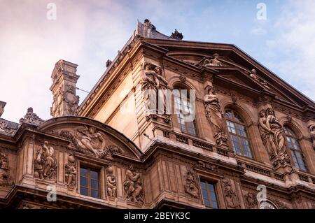 Caryatid-Skulpturen im Louvre, Pavillion de IHorloge, Paris, Frankreich. Stockfoto