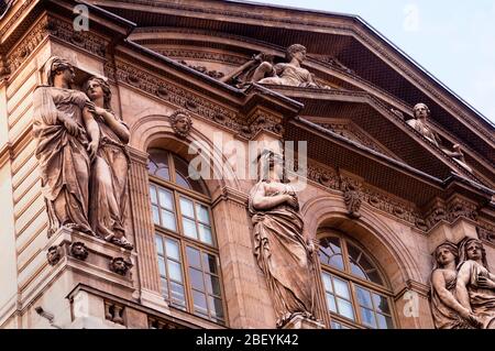 Caryatid-Skulpturen am Pavillion de lHorloge, Louvre Museum, Paris, Frankreich. Stockfoto