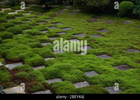 Moderner Zen-Moos-Garten Tōfuku-ji-Tempel, 15-Chōme 778 Honmachi, Higashiyama-ku, Kyōto, Kyoto Präfektur von Mirei Shigemori Stockfoto