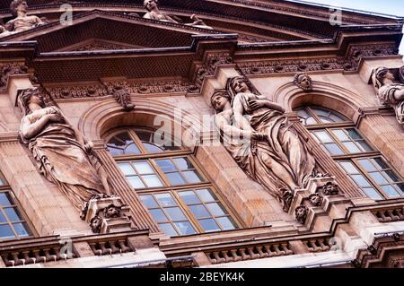 Caryatid Skulpturen Pavillion de lHorloge, Louvre Museum, Paris, Frankreich. Stockfoto