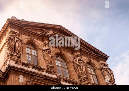 Caryatid-Skulpturen am Pavillion de lHorloge, Louvre Museum, Paris, Frankreich. Stockfoto