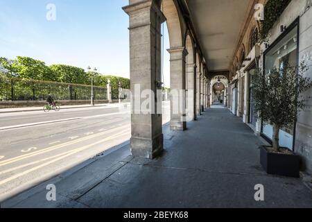 CORONAVIRUS LEERE KOMMERZIELLE ARKADEN RUE DE RIVOLI, PARIS Stockfoto