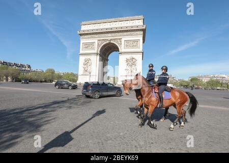 CONFINEMENT :Mounted Police PARIS Stockfoto