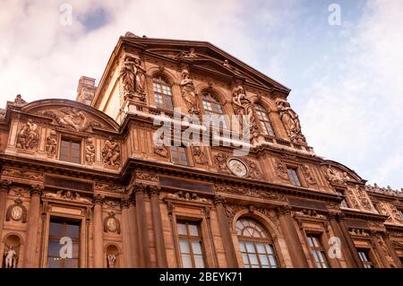 Caryatid Skulpturen die Cour Carrée, Louvre Museum, Paris, Frankreich. Stockfoto