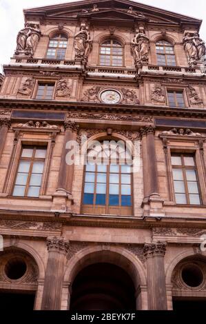 Caryatid-Skulpturen auf dem Pavillion de lHorloge, Louvre Museum, Paris, Frankreich. Stockfoto