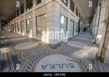 CORONAVIRUS LEERE KOMMERZIELLE ARKADEN RUE DE RIVOLI, PARIS Stockfoto