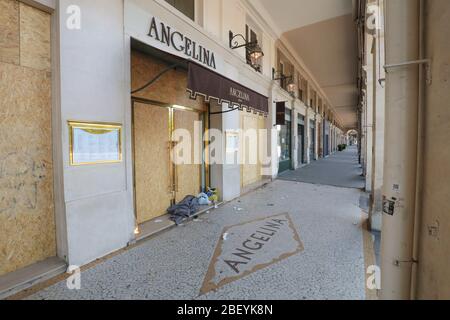 CORONAVIRUS LEERE KOMMERZIELLE ARKADEN RUE DE RIVOLI, PARIS Stockfoto