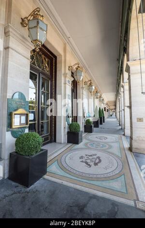 CORONAVIRUS LEERE KOMMERZIELLE ARKADEN RUE DE RIVOLI, PARIS Stockfoto