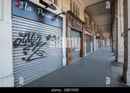 CORONAVIRUS LEERE KOMMERZIELLE ARKADEN RUE DE RIVOLI, PARIS Stockfoto