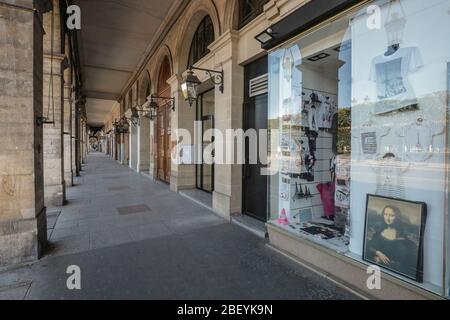 CORONAVIRUS LEERE KOMMERZIELLE ARKADEN RUE DE RIVOLI, PARIS Stockfoto