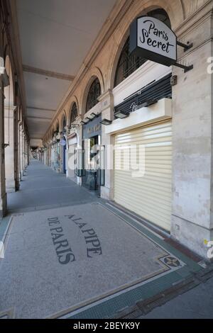 CORONAVIRUS LEERE KOMMERZIELLE ARKADEN RUE DE RIVOLI, PARIS Stockfoto