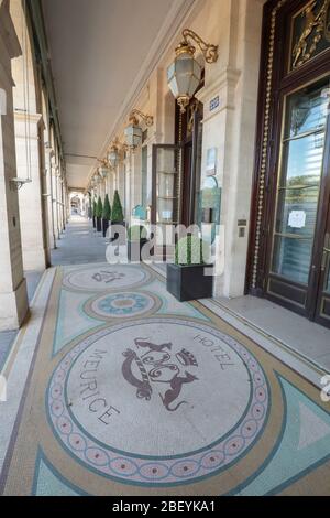 CORONAVIRUS LEERE KOMMERZIELLE ARKADEN RUE DE RIVOLI, PARIS Stockfoto