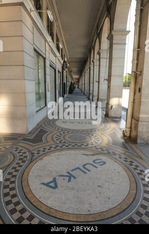 CORONAVIRUS LEERE KOMMERZIELLE ARKADEN RUE DE RIVOLI, PARIS Stockfoto