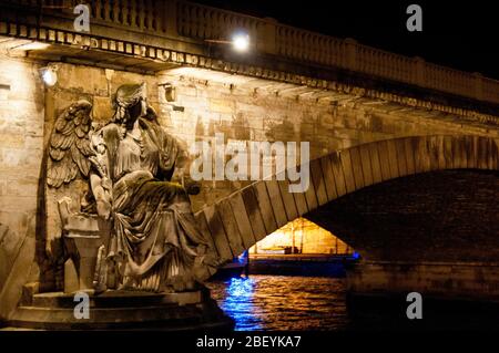 Belle poque Pont des Invalides Maritime Victory Basreliefstatue in Paris an der seine, Frankreich. Stockfoto