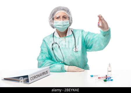 Krankenschwester in einer Laborklinik des Krankenhauses, die Tests auf Coronavirus am Tisch sitzt. Stockfoto