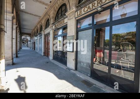 CORONAVIRUS LEERE KOMMERZIELLE ARKADEN RUE DE RIVOLI, PARIS Stockfoto