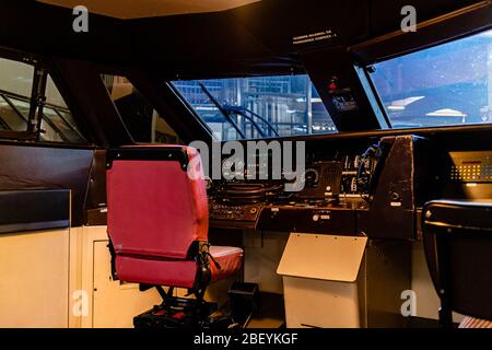 Im Inneren der Kabine eines TGV Sud-Est, eines Hochgeschwindigkeitszugs der SNCF, der jetzt im Eisenbahnmuseum Cité du Train in Mulhouse, Frankreich, ausgestellt ist. Februar 2020. Stockfoto