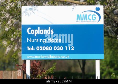 London, Großbritannien. April 2020. Das Foto vom 16. April 2020 zeigt ein Schild des Krankenpflegehauses Coplands in Wembley, im Nordwesten Londons, Großbritannien. Inmitten der Kritik, dass Pflegeheime während des Ausbruchs ignoriert wurden, kündigte Gesundheitsminister Matt Hancock während der täglichen Pressekonferenz in der Downing Street am Mittwoch an, dass ab Mittwoch alle Pflegeheimen, die aus dem Krankenhaus zurückkehren, getestet werden, bevor sie in das Pflegeheime aufgenommen werden. Kredit: Ray Tang/Xinhua/Alamy Live News Stockfoto