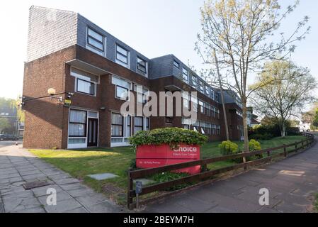 London, Großbritannien. April 2020. Das Foto vom 16. April 2020 zeigt eine allgemeine Ansicht des Choice Seniorbewohnens Care Campus in Wembley, im Nordwesten Londons, Großbritannien. Inmitten der Kritik, dass Pflegeheime während des Ausbruchs ignoriert wurden, kündigte Gesundheitsminister Matt Hancock während der täglichen Pressekonferenz in der Downing Street am Mittwoch an, dass ab Mittwoch alle Pflegeheimen, die aus dem Krankenhaus zurückkehren, getestet werden, bevor sie in das Pflegeheime aufgenommen werden. Kredit: Ray Tang/Xinhua/Alamy Live News Stockfoto