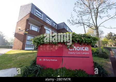London, Großbritannien. April 2020. Das Foto vom 16. April 2020 zeigt eine allgemeine Ansicht des Choice Seniorbewohnens Care Campus in Wembley, im Nordwesten Londons, Großbritannien. Inmitten der Kritik, dass Pflegeheime während des Ausbruchs ignoriert wurden, kündigte Gesundheitsminister Matt Hancock während der täglichen Pressekonferenz in der Downing Street am Mittwoch an, dass ab Mittwoch alle Pflegeheimen, die aus dem Krankenhaus zurückkehren, getestet werden, bevor sie in das Pflegeheime aufgenommen werden. Kredit: Ray Tang/Xinhua/Alamy Live News Stockfoto