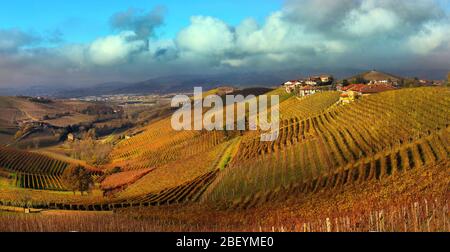 Blick auf herbstliche Weinberge auf den Hügeln der Langhe Region in Piemont, Norditalien Stockfoto