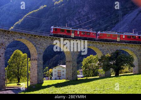 Schweiz, Brusio, 10.10.2019, Schweizer Bergbahn Bernina Express fährt die Spirale des Brusio Viadukts, Schweiz, Brusio, 10.10.2019 Stockfoto