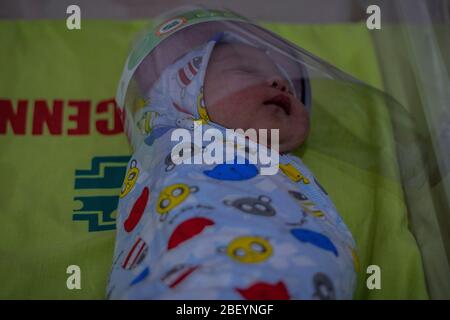 Bireuen, Aceh, Indonesien. April 2020. Ein neugeborenes Baby trägt einen Gesichtsschutz als Schutzmaßnahme inmitten der Angst vor der Coronavirus-Krankheit COVID-19 in einem Krankenhaus in Bireuen, Provinz Aceh. Jüngste Berichte über COVID-19-Fälle, Indonesier bestätigt 5.516 positive Fälle, 548 erholt mit 496 Toten. Kredit: Zikri Maulana/ZUMA Wire/Alamy Live News Stockfoto