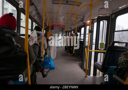 Prag, Tschechische Republik - 23. Januar 2010: Sitze und Passagiere in der Straßenbahn, dem Hauptverkehrsmittel von Prag. Stockfoto