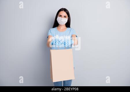 Porträt von ihr sie schön attraktiv schöne Mädchen Sandic doc Freiwillige Arbeit Arbeiter Job liefern Sie Paketprodukt Lebensmittel isoliert über graue Pastell Stockfoto