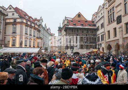 Prag, Tschechische Republik - 23. Januar 2010: Riesige Menschenmengen am Hauptplatz und dem Turm und der astronomischen Uhr. Es ist Euro Karneval Prozession auf Stockfoto