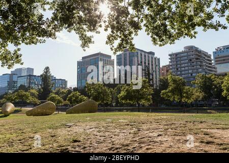 PROVIDENCIA, SANTIAGO, METROPOLREGION, CHILE. Blick auf die Stadt vom Skulpturenpark neben dem Mapocho Fluss. Stockfoto