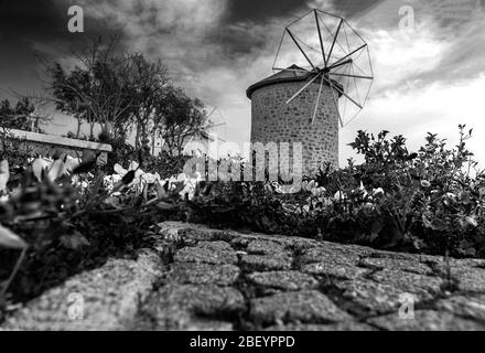 Alacati Strassen alte Häuser und alte Windmühlen Stockfoto