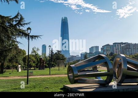 PROVIDENCIA, SANTIAGO, CHILE - 27. JANUAR 2019: Blick auf die Stadt vom Skulpturenpark neben dem Mapocho-Fluss. Viele Gebäude der finanziellen. Stockfoto