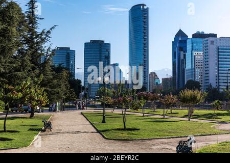 SANTIAGO, METROPOLREGION, CHILE. Blick auf die Gebäude des Finanzzentrums. Die Stadt vom Park am Mapocho Fluss. Stockfoto