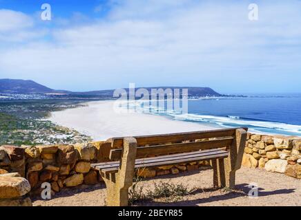 Bank auf einem Hintergrund Seenlandschaft, Hout Bay Beach, Südafrika. Platz für Text kopieren Stockfoto