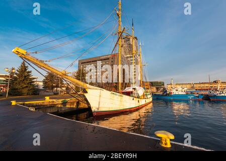 Gdynia, Polen - 7. Februar 2016: Polnische Seeyacht Zawisza Czarny im Hafen von Gdynia Stockfoto