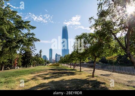 PROVIDENCIA, SANTIAGO, CHILE - 27. JANUAR 2019: Skyline der Stadt. Blick vom Küstenpark neben dem Mapocho Fluss. Gebäude des Finanzzentrums Stockfoto