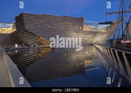 V&A Dundee das erste von Kengo Kuma entworfene Designmuseum in Schottland, das sich in der Riverside Esplanade, Dundee, Tayside, Schottland befindet Stockfoto