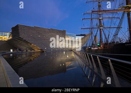 V&A Dundee das erste von Kengo Kuma entworfene Designmuseum in Schottland, das sich in der Riverside Esplanade, Dundee, Tayside, Schottland befindet Stockfoto