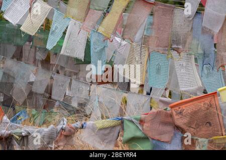 Bhutan, Thimphu. Verblasste Gebetsfahnen auf dem Berggipfel der Geodätischen Station Sangaygang. Stockfoto