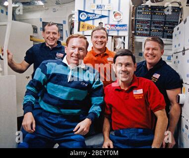 (6.-10. Oktober 1990) --- Eine 35-mm-Kamera voreingestellt auf Entdeckung des middeck fängt die traditionelle in-space Portrait der STS-41 Besatzungsmitglieder. Vorne sind (L-R) Astronauten Richard N. Richards, mission Commander; und Robert D. Cabana, Pilot. Im Fond sind (L-R) Astronauten Thomas D. Akers, Bruce E. Melnick und William M. Hirten. Stockfoto