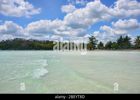 Wunderschönes karibisches Meer in exquisiter Caleta Buena, Playa Giron, Kuba Stockfoto