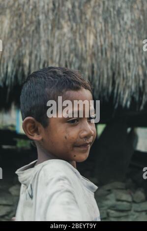 Kelimutu, East Nusa Tenggara / Indonesien - Januar 13 2015: Porträt eines kleinen Jungen in einem traditionellen Dorf Stockfoto