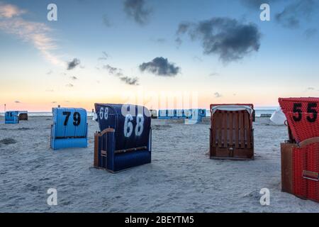 Korbliegen am Strand in Neuharlingersiel in der Abenddämmerung, Ostfriesland, Niedersachsen, Deutschland Stockfoto