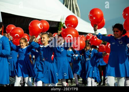 Izmir, Türkei - 29. Oktober 2016: Schüler mit blauen Uniformen und Luftballons, die mit türkischer Flagge am Tag der Republik Türkei gemalt ist Stockfoto