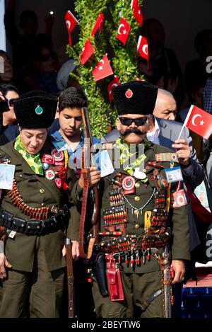 Izmir, Türkei - 29. Oktober 2016: Porträt von Celal Dolasir, dem Kriegsveteranen, mit seiner Uniform und seiner Frau. Er hat einen schönen und maskulinen Schnurrbart. O Stockfoto